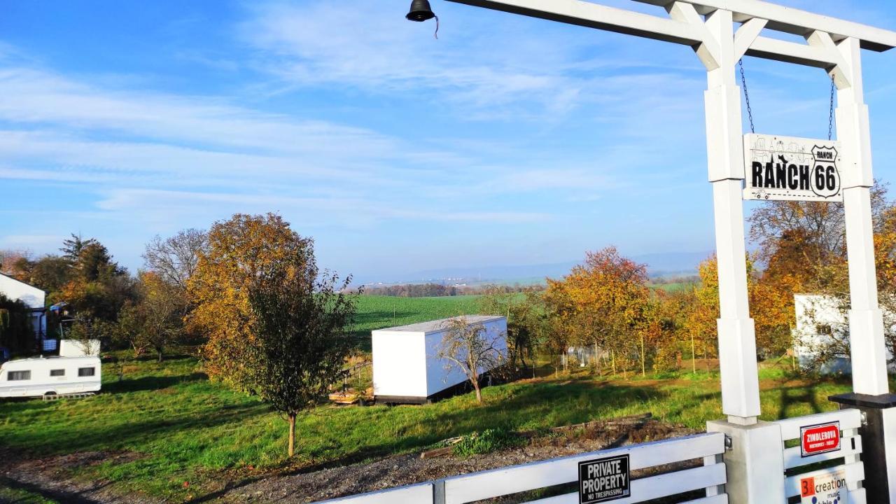 Ranch 66 - Moderni Tiny House Black Swallow Ve Stylu Route 66 Se Saunou A Bazenem Tršice المظهر الخارجي الصورة