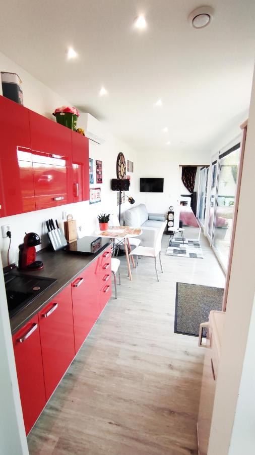 Ranch 66 - Moderni Tiny House Black Swallow Ve Stylu Route 66 Se Saunou A Bazenem Tršice المظهر الخارجي الصورة