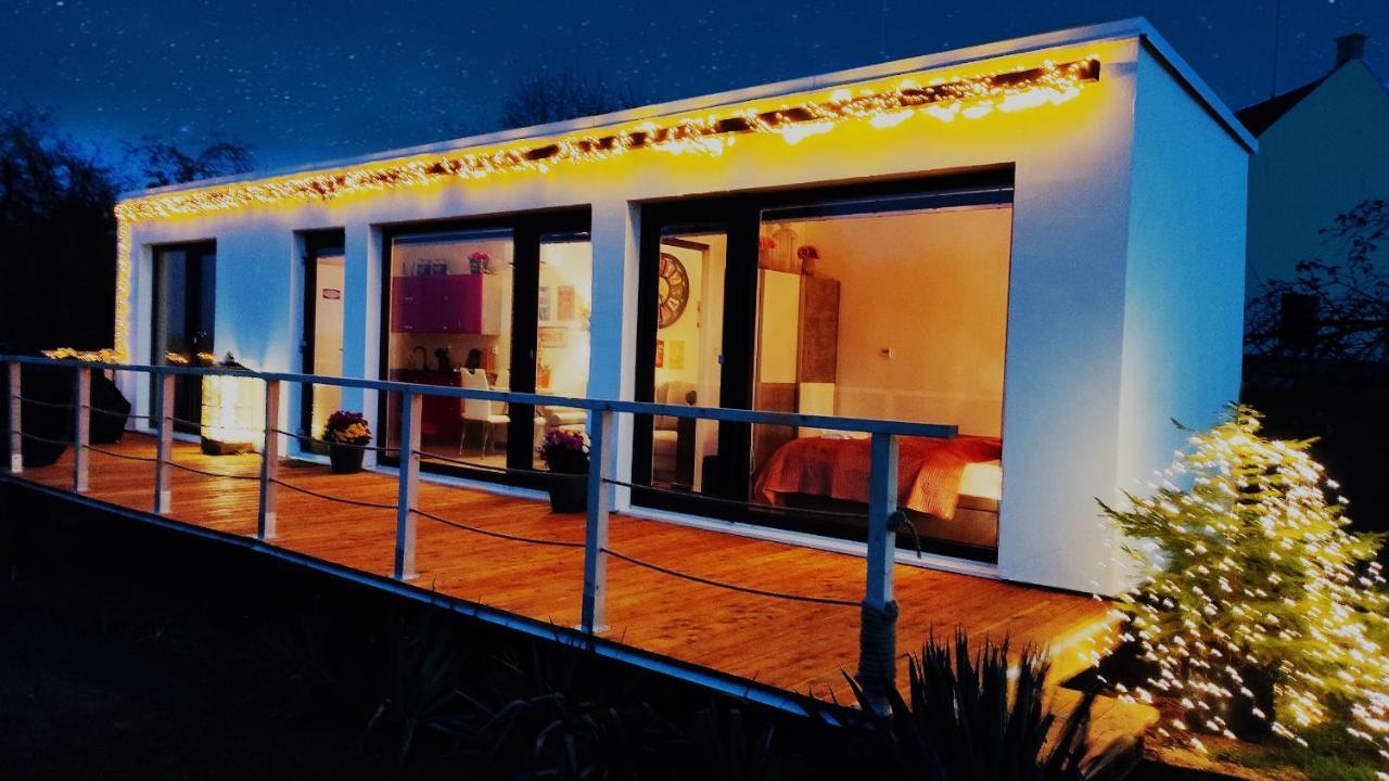 Ranch 66 - Moderni Tiny House Black Swallow Ve Stylu Route 66 Se Saunou A Bazenem Tršice المظهر الخارجي الصورة